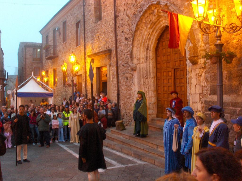 Notti O' Tunn Luxury Rooms In Centro Geraci Siculo Dış mekan fotoğraf